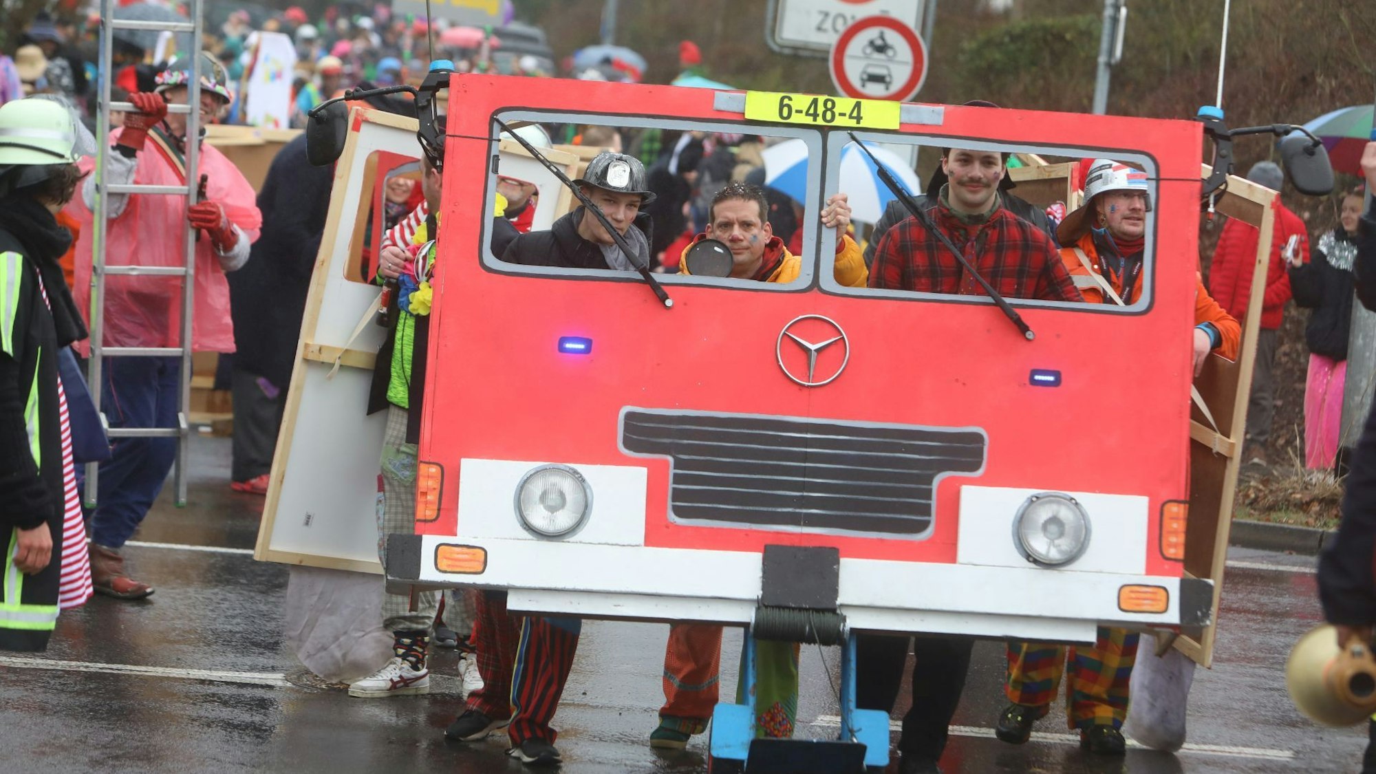 Aus einzelnen Holzteilen zusammengesetzt war das rote „Feuerwehrfahrzeug“, das Mitglieder des Löschzugs Ittenbach gebaut hatten.