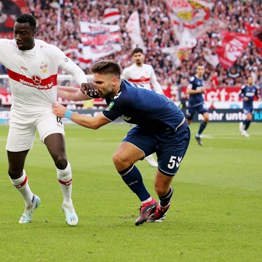 Soldo zieht Silas am Trikot