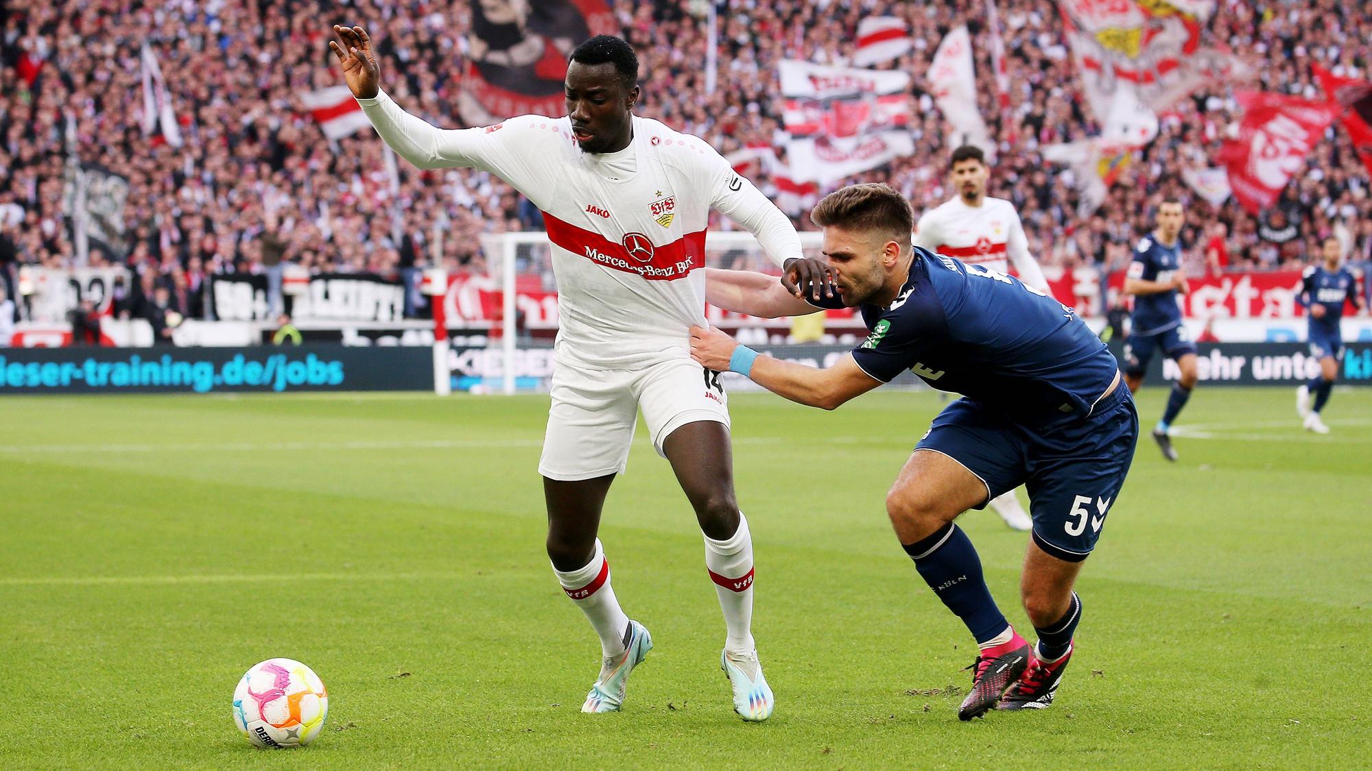 Soldo zieht Silas am Trikot