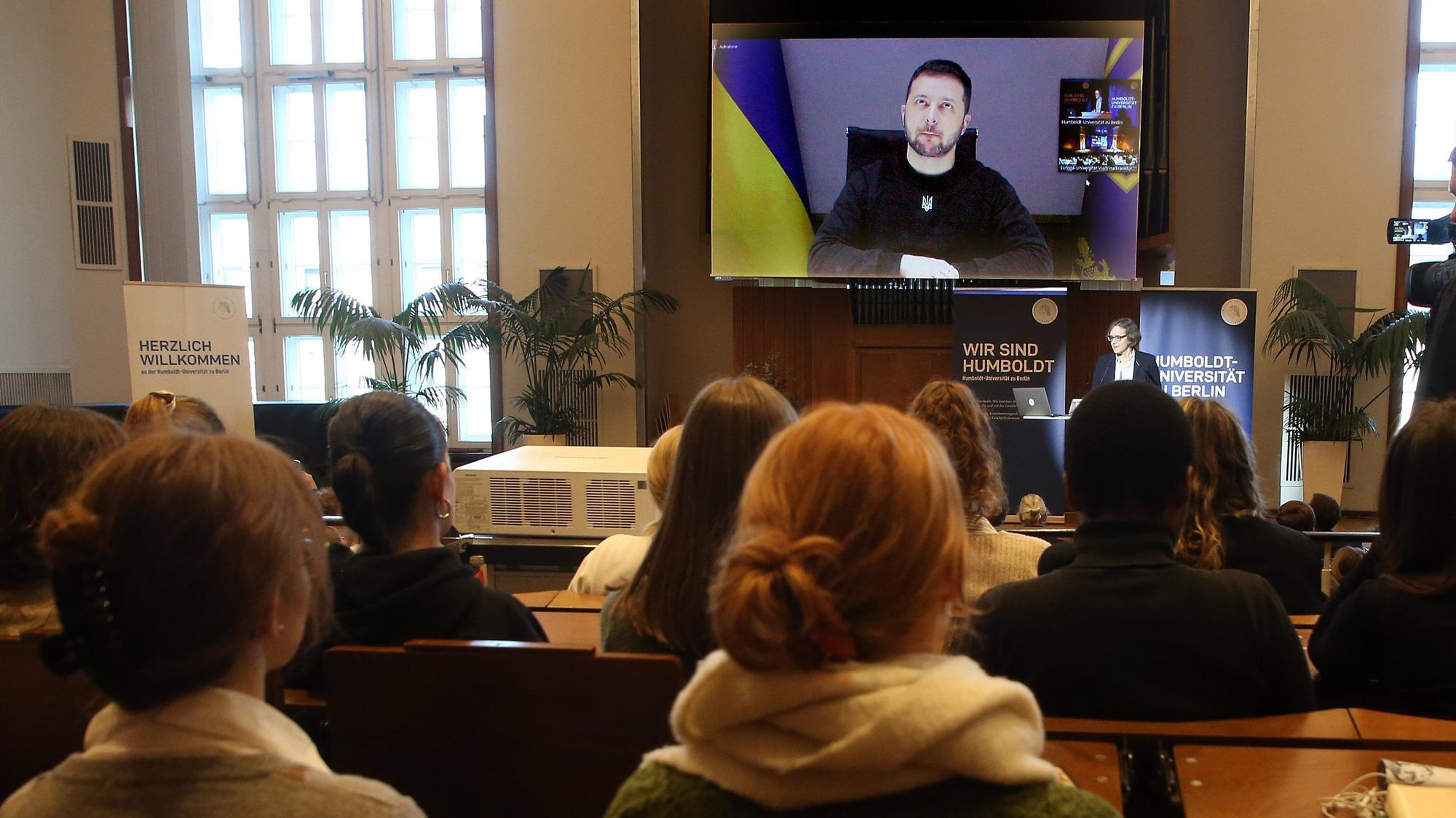 Online-Gespräch zwischen dem ukrainischen Präsidenten Wolodymyr Selenskyj und Studierenden aus Frankfurt Berlin bei der Berlinale.