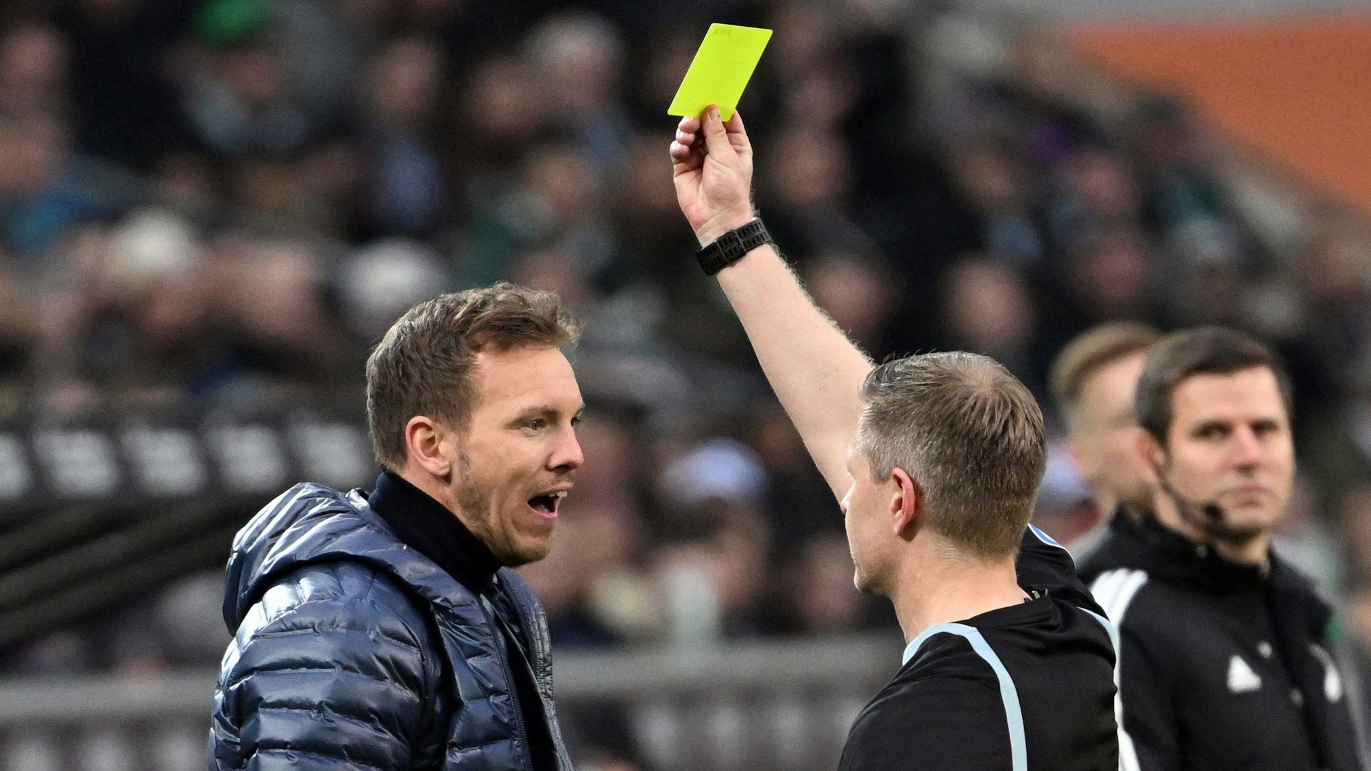 Schiedsrichter Tobias Welz zeigt Bayerns Trainer Julian Nagelsmann die gelbe Karte.