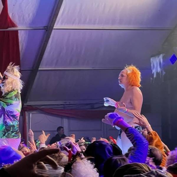 Marteria und DJ stehen vor Publikum auf der Bühne.