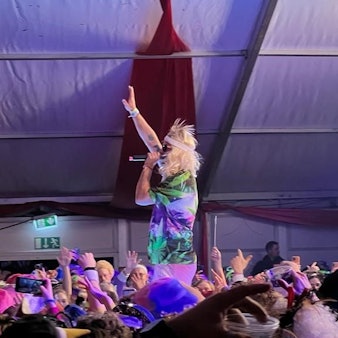 Marteria und DJ stehen vor Publikum auf der Bühne.