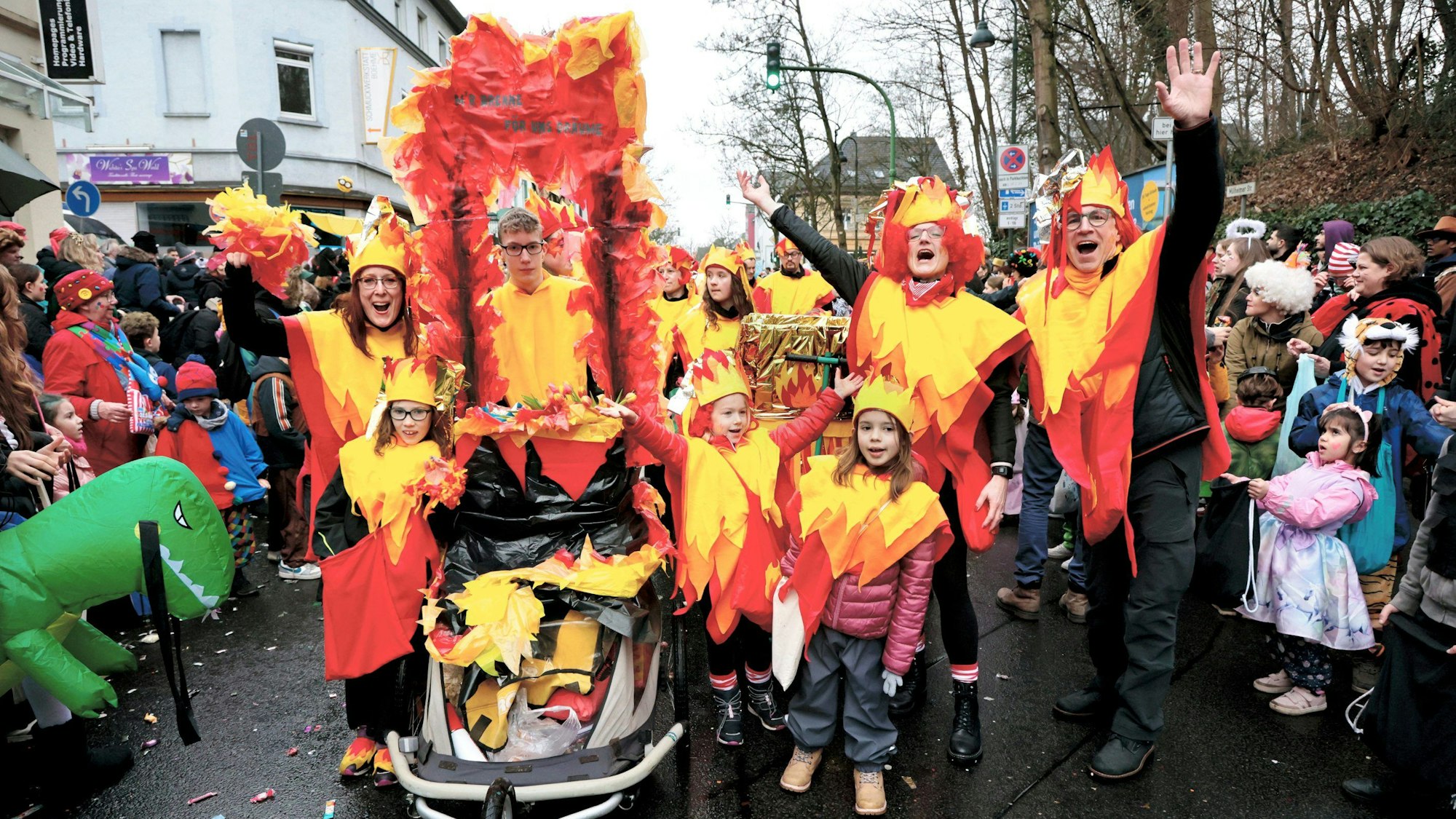 Verkleidete Menschen beim Karnevalszzg 2023