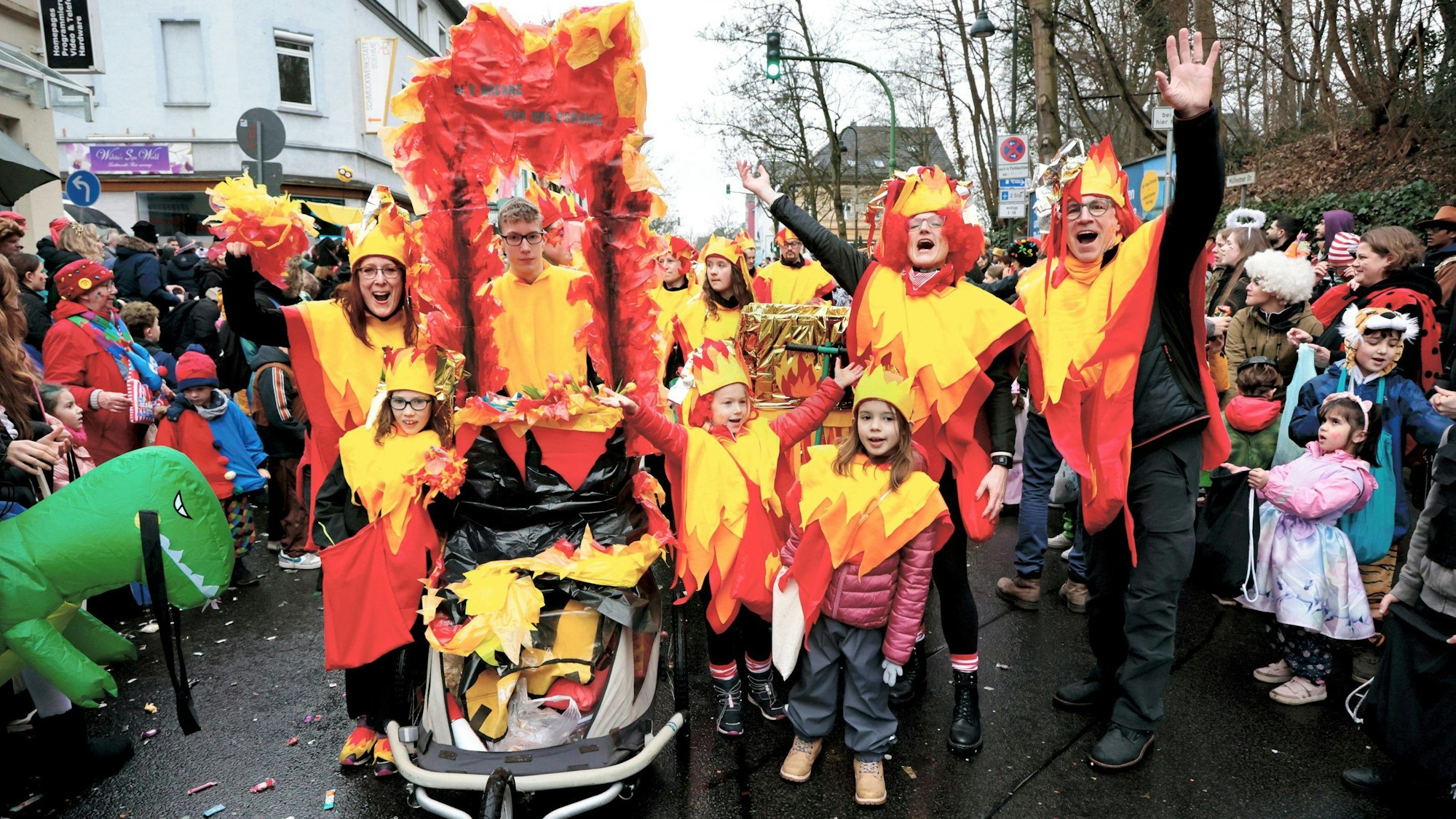 Verkleidete in Feuerkostümen
