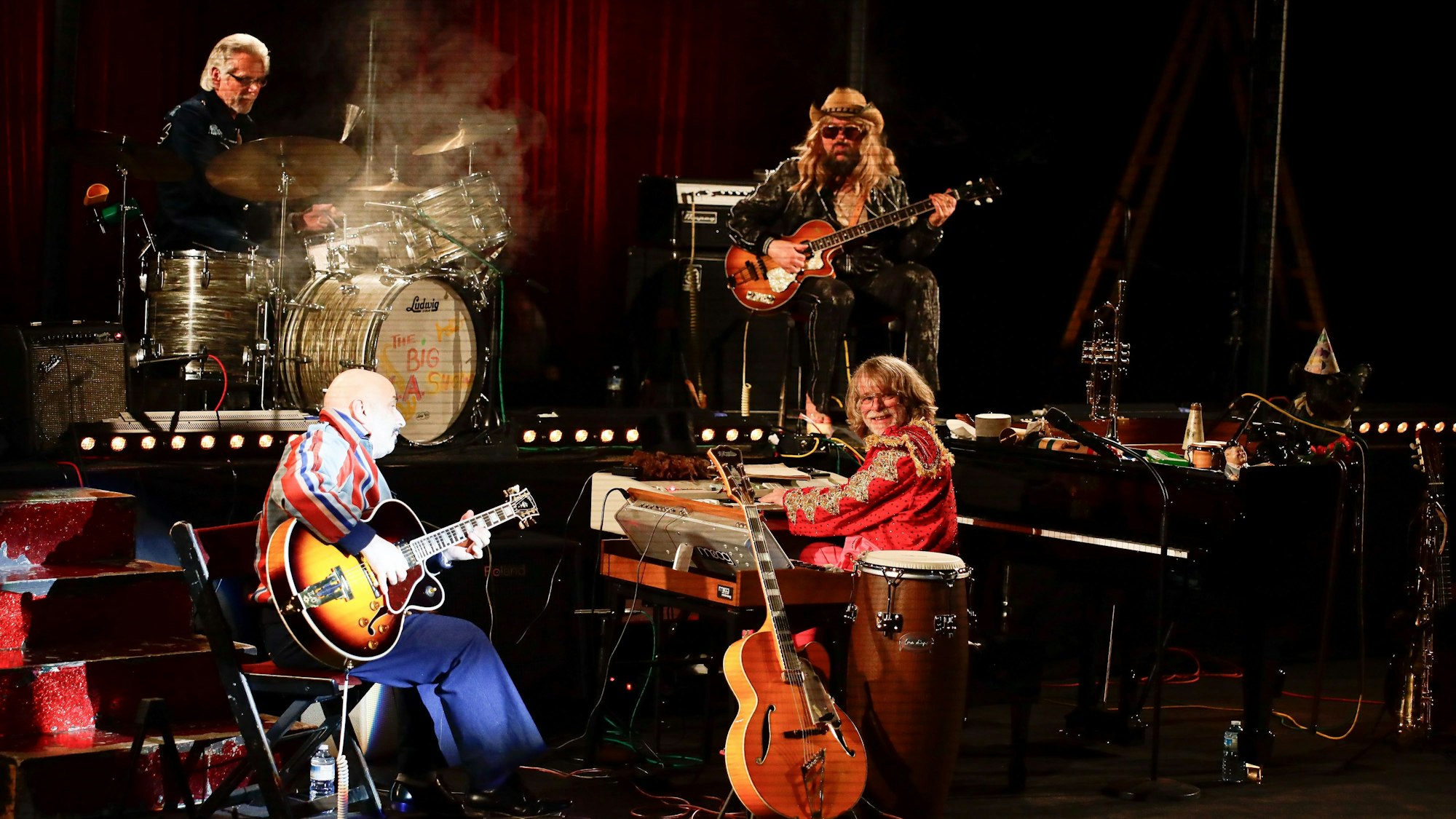 Helge Schneider mit Band auf der Bühne der Kölner Philharmonie