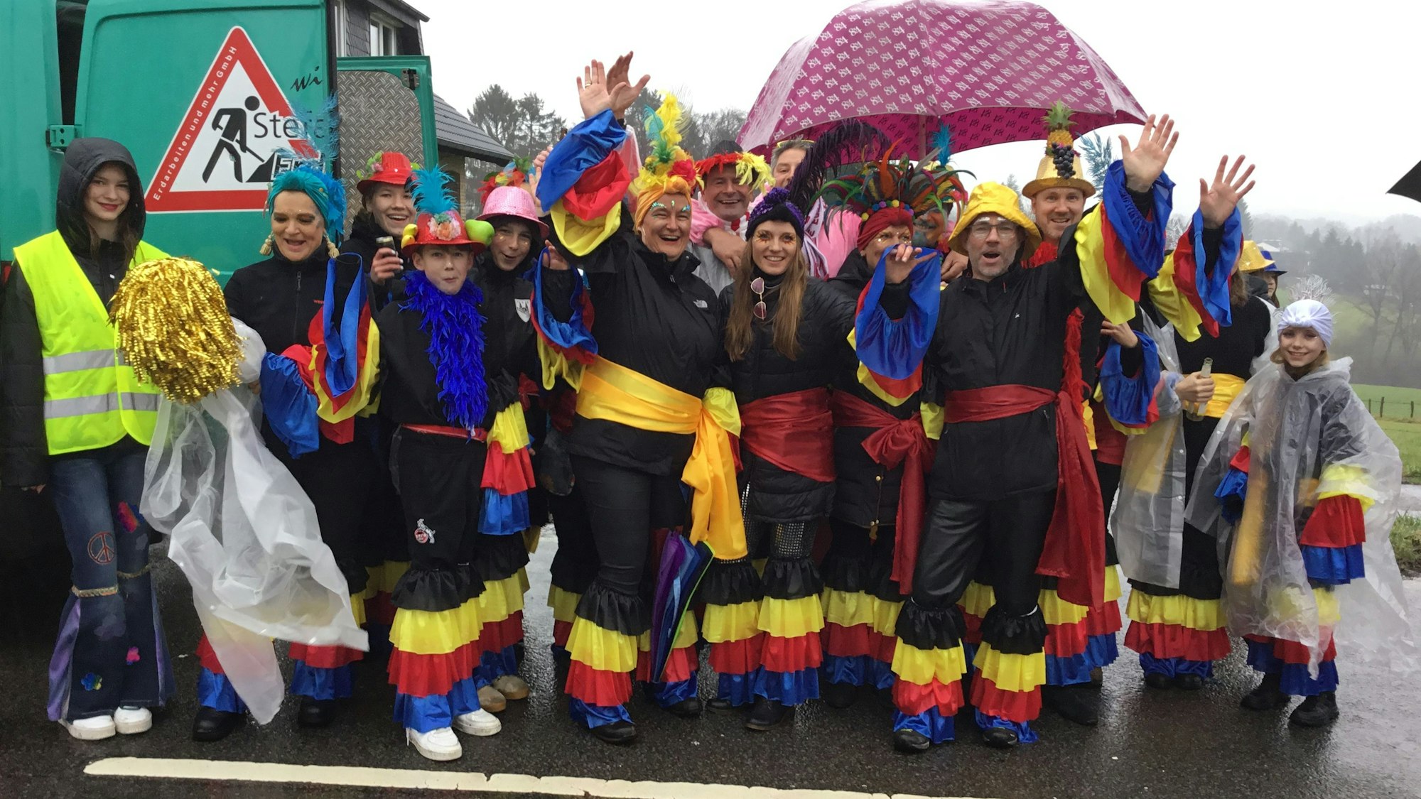 Eine Gruppe mit schwarzer Kleidung mit bunten Accessoires.