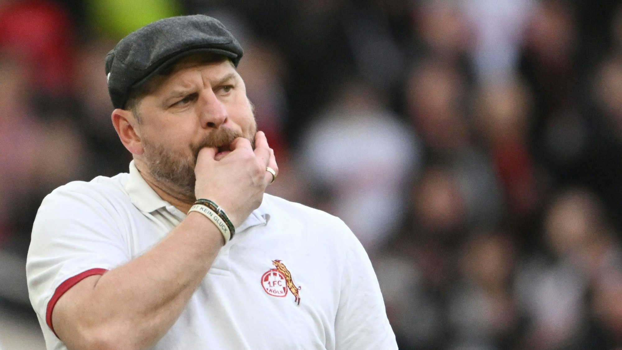 Steffen Baumgart pfeift mit seinen Fingern am Seitenrand