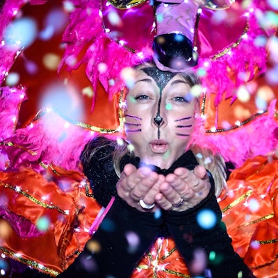 Bunt, bunter, Lichterzug: So einen großen Zug hat es in Eiserfey noch nicht gegeben. Die Jecke und Stääne tanzten mit den Besuchern um die Wette.