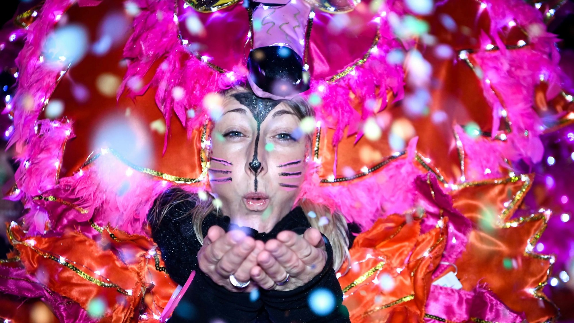 Bunt, bunter, Lichterzug: So einen großen Zug hat es in Eiserfey noch nicht gegeben. Die Jecke und Stääne tanzten mit den Besuchern um die Wette.