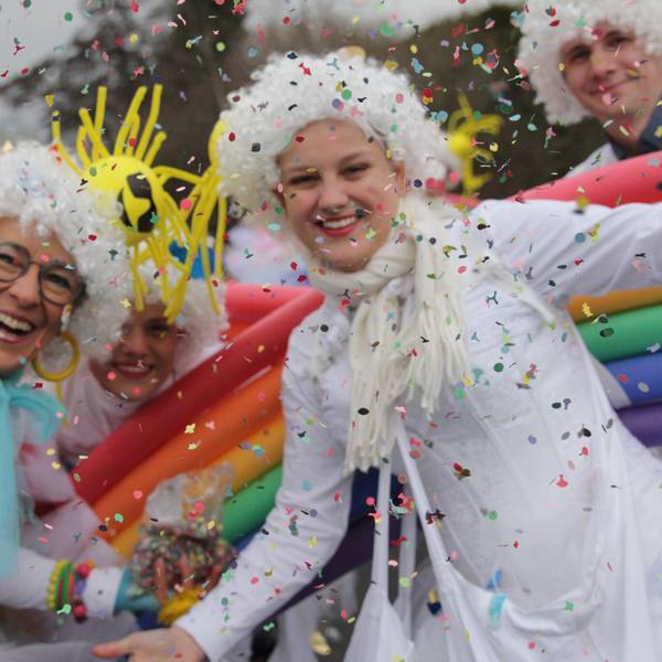 Jecke met Sunnesching: Wenn der Himmel in Vussem grau ist, bringt die Gruppe um Connie Luxen Sonne und Regenbogen eben selbst mit. Beste Laune haben sie sowieso.