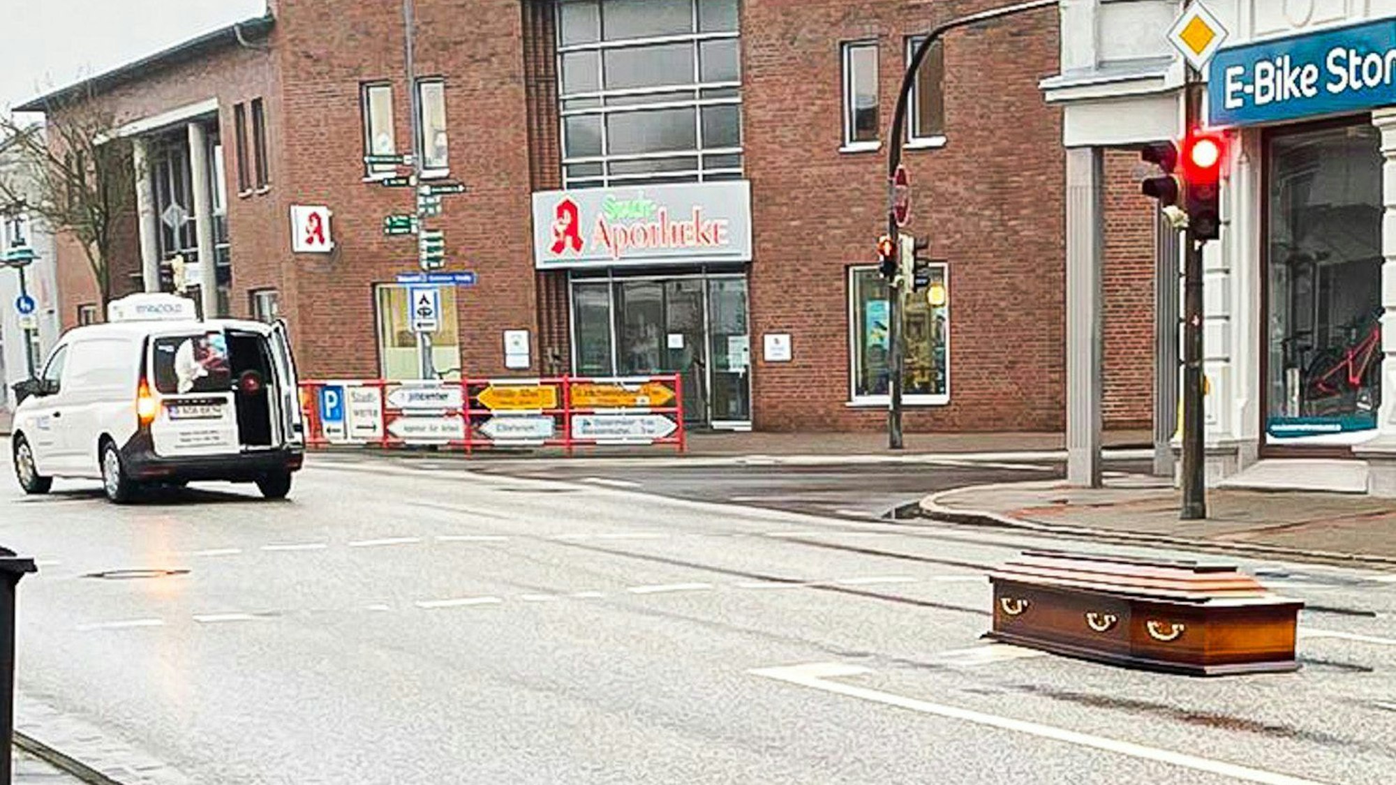 Ein Sarg liegt auf einer Straße. Für Aufsehen hat in Brunsbüttel ein aus einem Transporter gefallener Sarg gesorgt. Nach seinen Kenntnissen sei der Holzsarg am Freitag von der Ladefläche des Fahrzeugs auf die Straße gerutscht, sagte ein Polizeisprecher.
