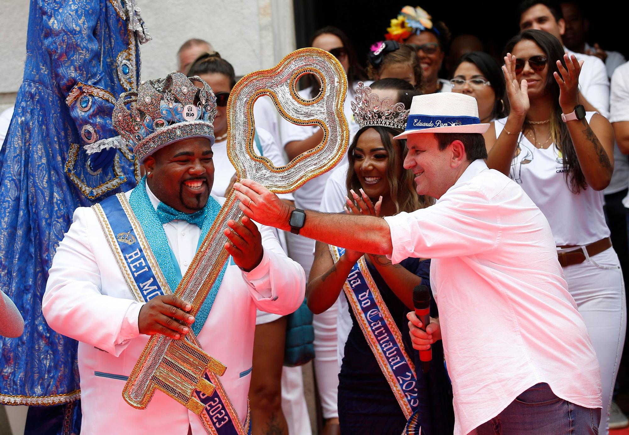 Djferson Mendes da Silva (l), Karnevalskönig Momo, erhält den Schlüssel der Stadt von Eduardo Paes, Bürgermeister von Rio de Janeiro zur offiziellen Eröffnung des Karnevals.
