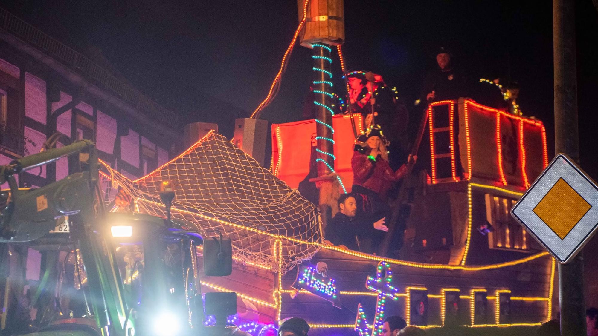 Ein riesiges Piratenschiff haben die Jecken aus Glehn als Karnevalswagen.