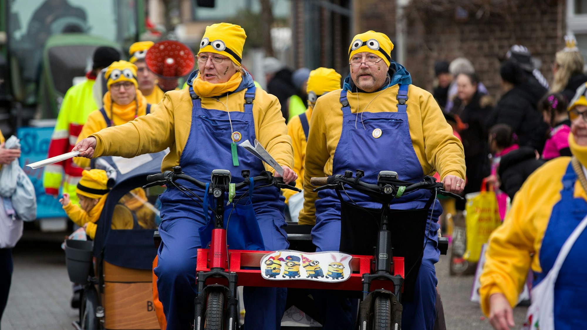 Jecke beim Veedelszug in Köln-Heimersdorf und Volkhoven/Weiler.