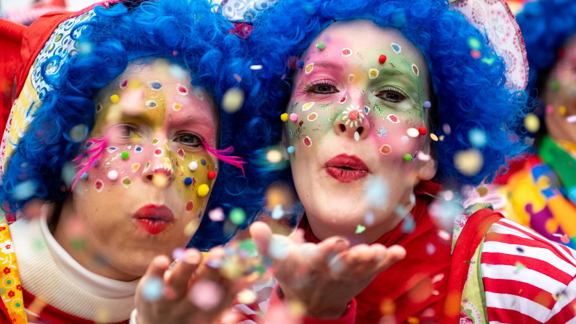 Die Gruppe um Monika und Karo bezeichnet sich als zochsüchtig. Klar, dass da reichlich Konfetti und bunte Kostüme nicht fehlen dürfen.