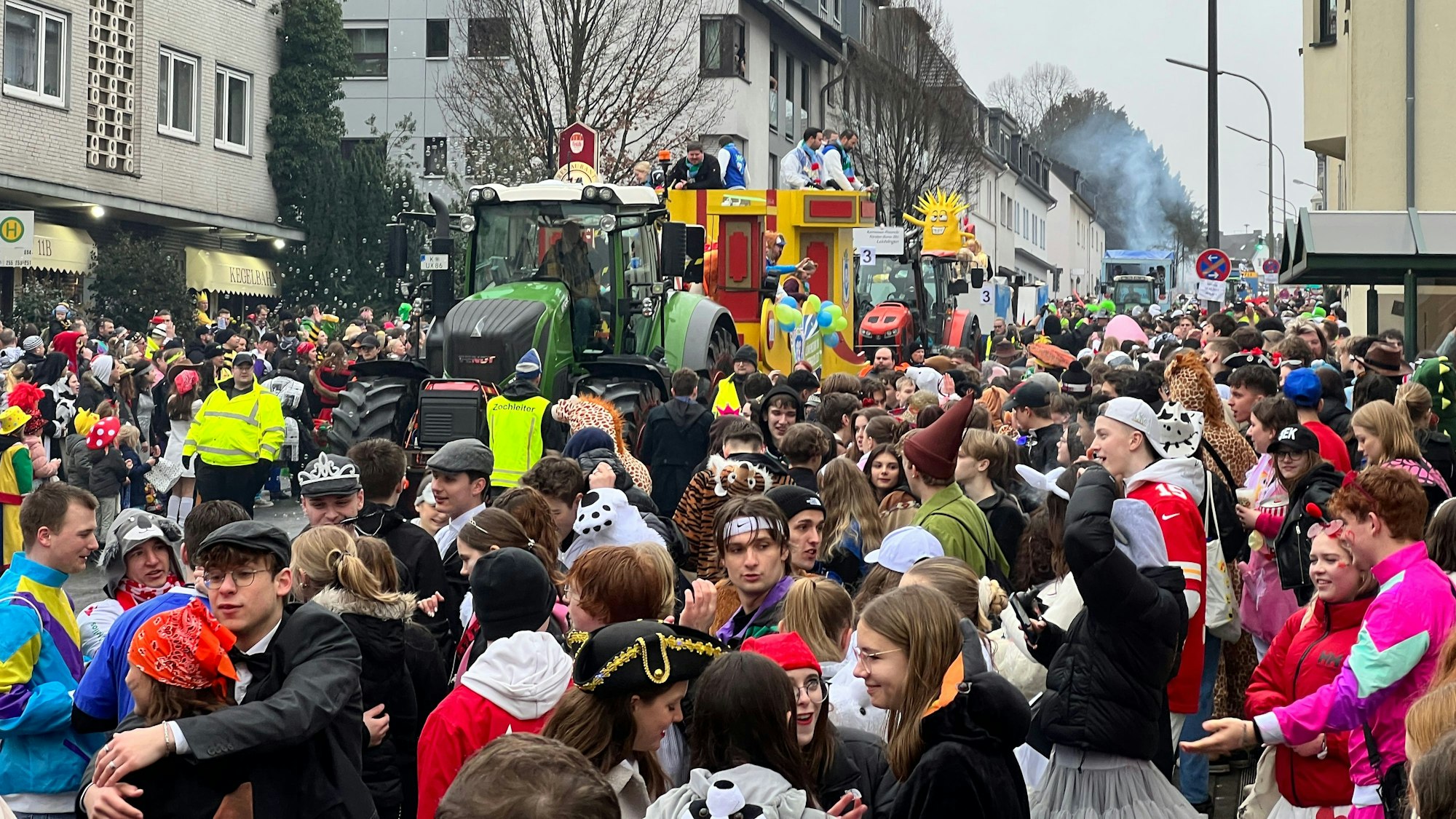 Die Vereinigungen Leichlinger Karnevalisten hat die Konzession für den Straßenkarneval, hier der Blütensamstagszug 2023, erhalten.