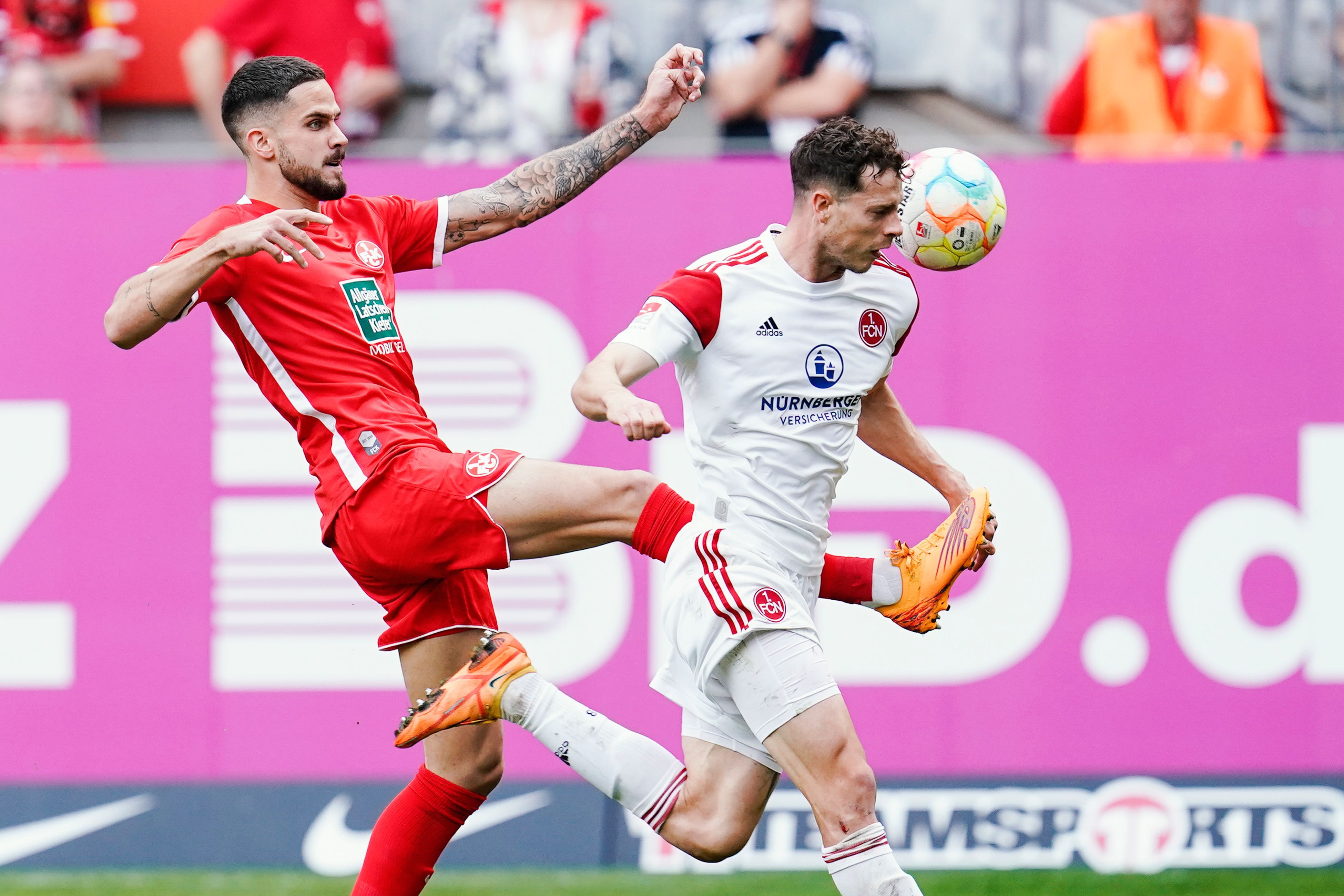 Fußball: 2. Bundesliga, 1. FC Kaiserslautern - 1. FC Nürnberg, 14. Spieltag, Fritz-Walter-Stadion. Kaiserslauterns Lex Tyger Lobinger (l) und Nürnbergs James Lawrence kämpfen um den Ball.