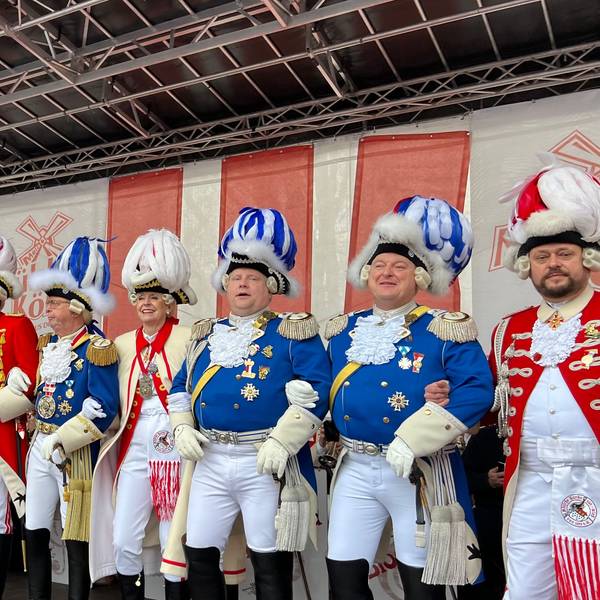 Männer in Uniform schunkeln.