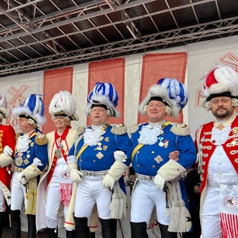 Männer in Uniform schunkeln.