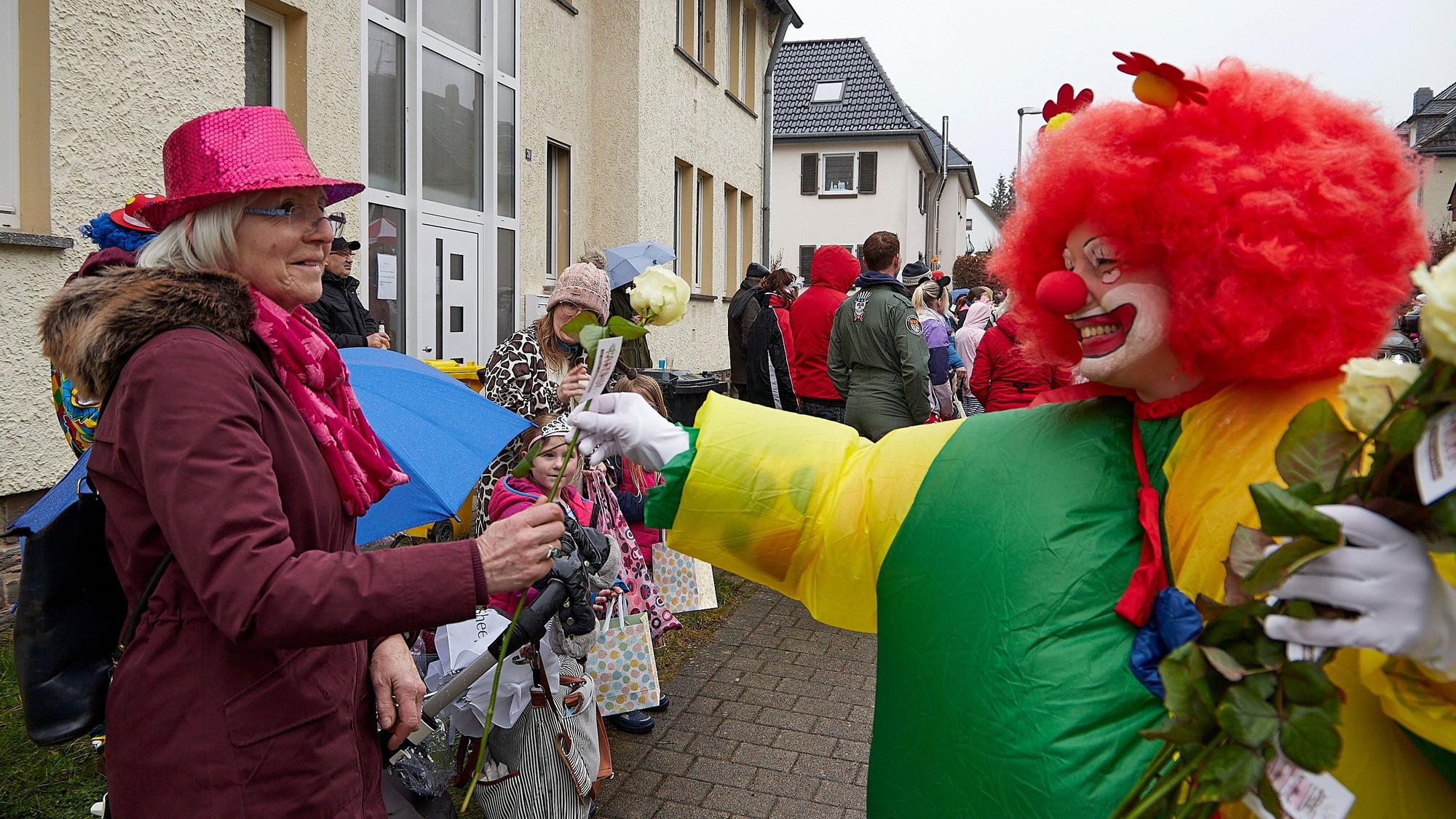 Rosen verteilten die Clowns vom Zirkus der „3 lustigen Zwei“ an die Zuschauer im Schleidener Zoch.