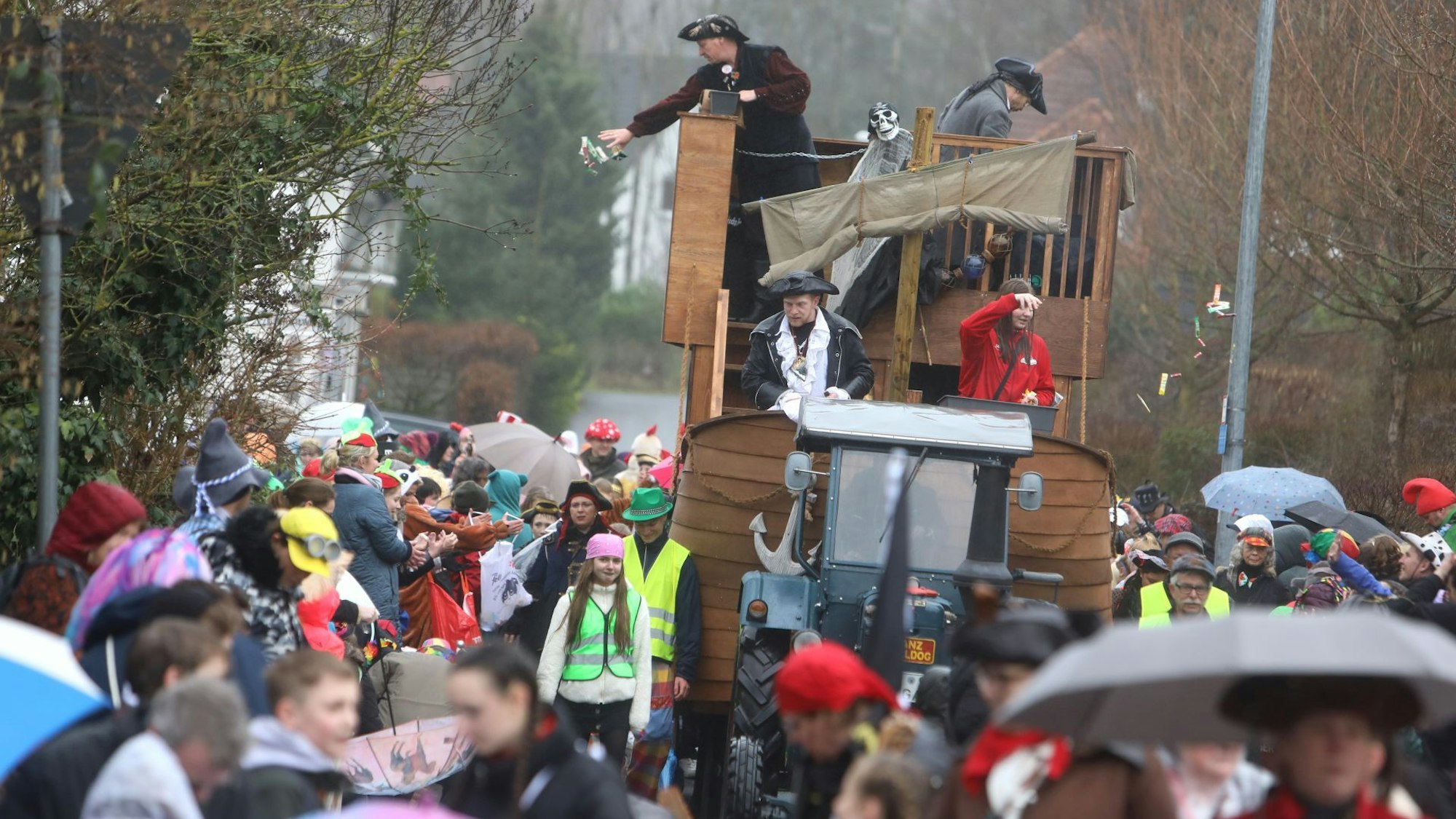 Als Piraten verkleidete Jecke werfen Kamelle für die bunt kostümierten Narren an den Ittenbacher Straßen.