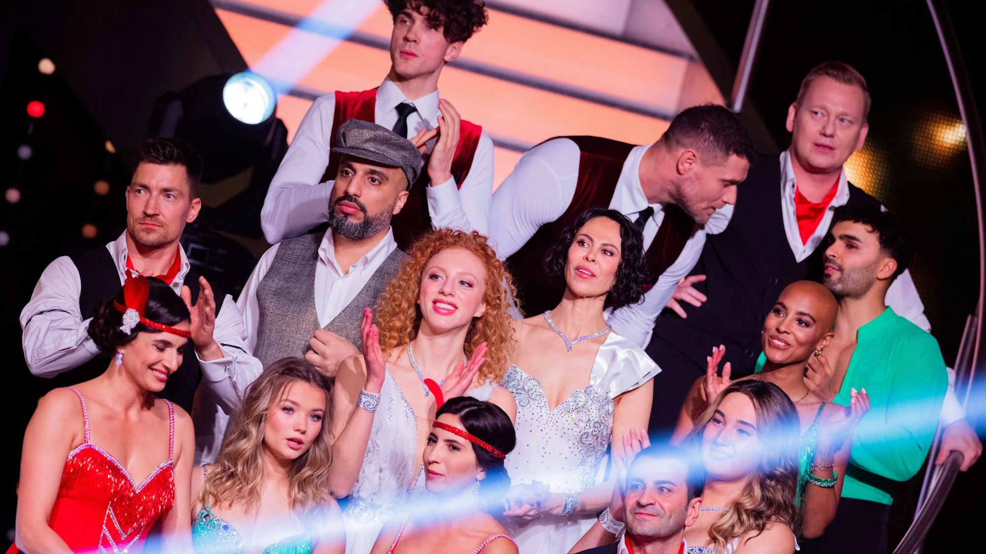 Die Promis, darunter Model Anna Ermakova (M), stehen zu Beginn der 16. Staffel der RTL-Tanzshow "Let's Dance" im Coloneum auf dem Parkett. Foto: Rolf Vennenbernd/dpa +++ dpa-Bildfunk +++