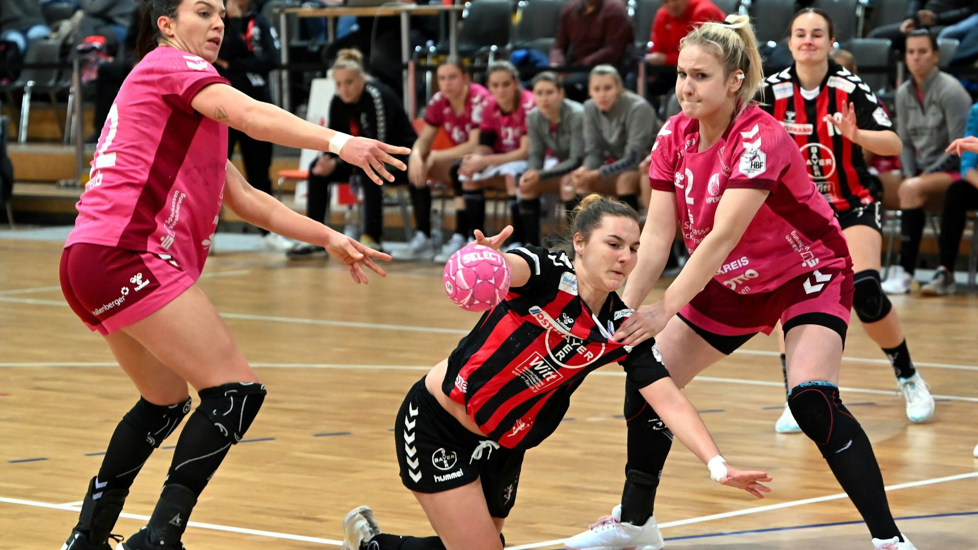 18.12.2022,-Handball-Frauen-Bayer 04-Bad Wildungen
mitte: Mareike Thomaier (Bayer)
Foto: Uli Herhaus