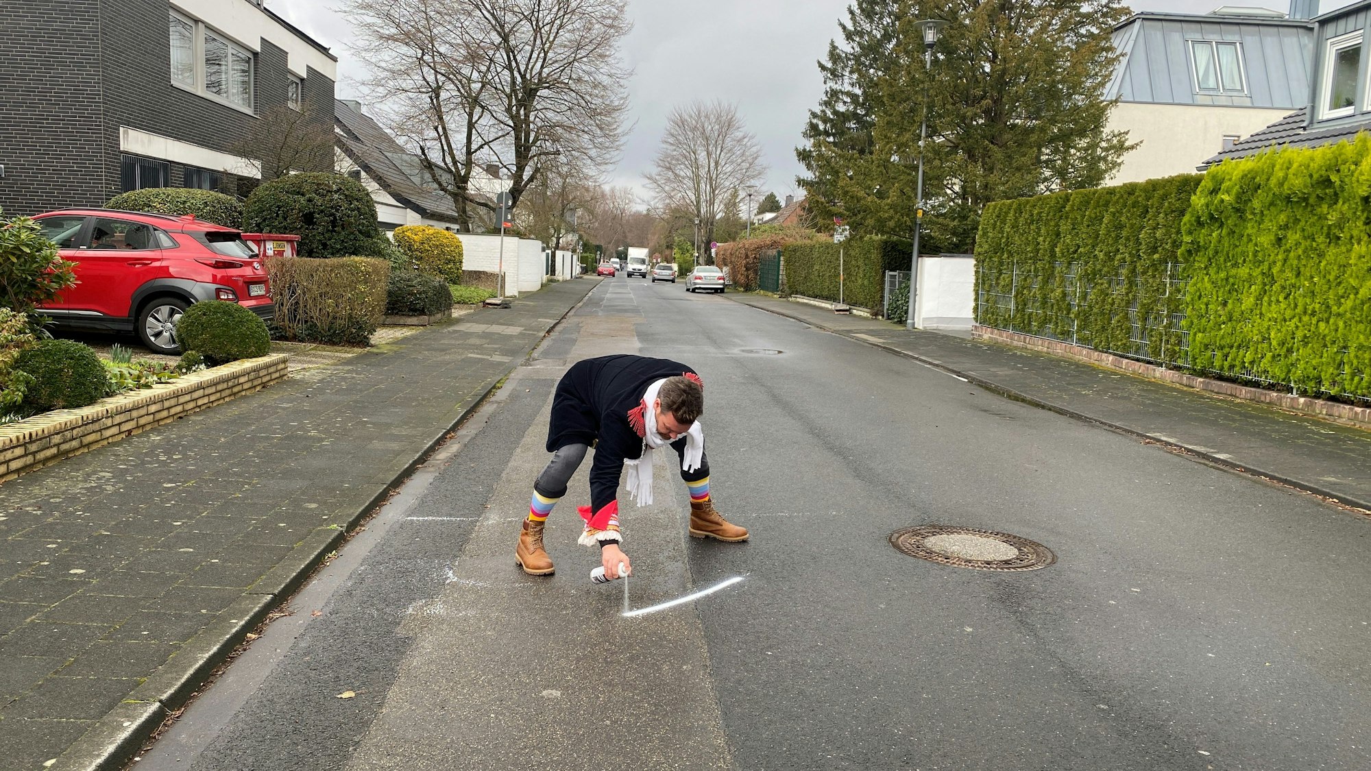 Die Nummern müssen neu auf die Straße gesprüht werden.