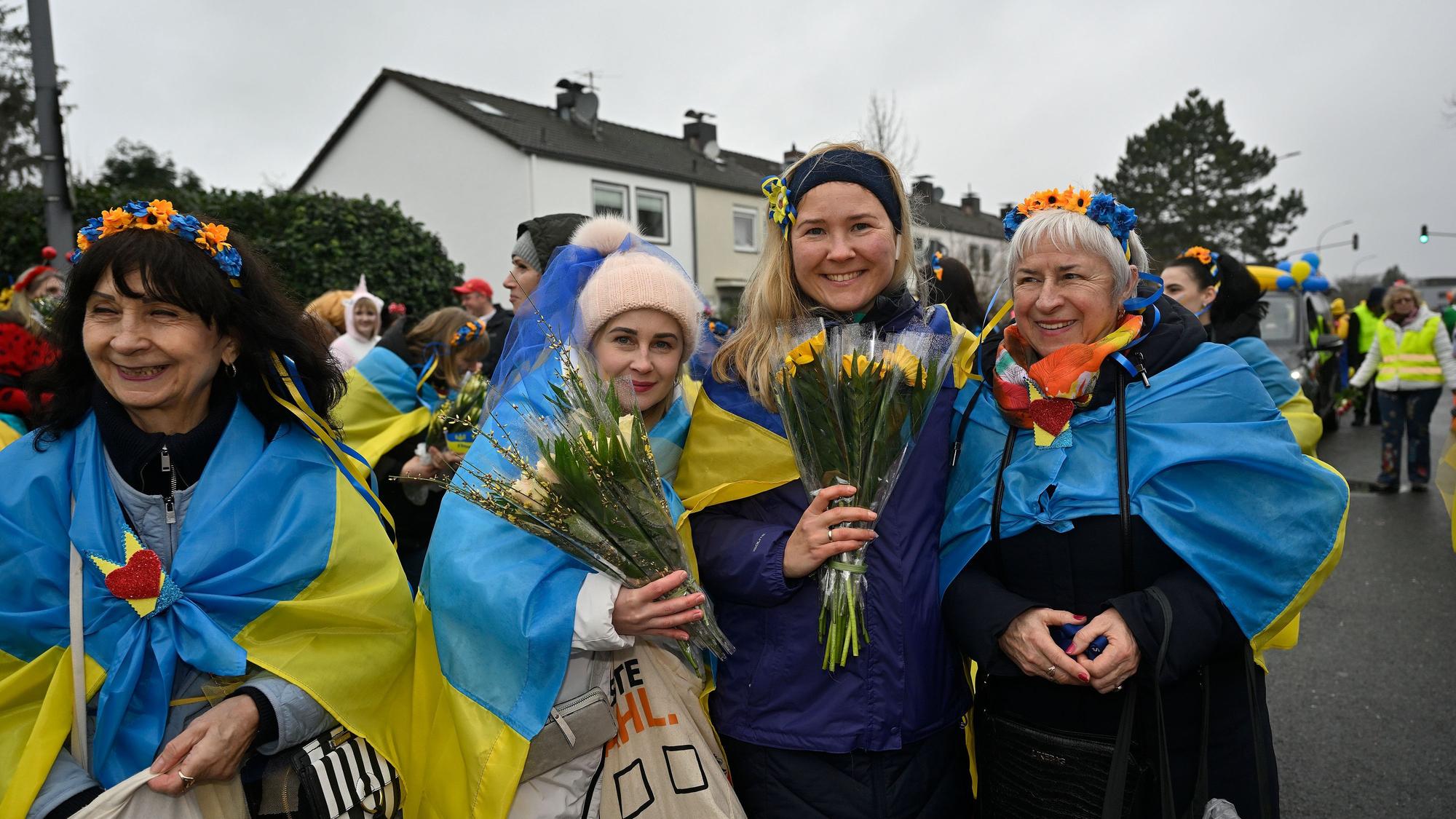 Geflüchtete aus der Ukraine ziehen in der Gruppe des Willkommens-Cafés im Zug mit.