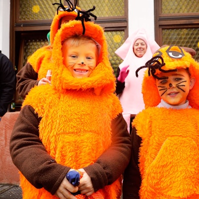 Drei Jungs im Maus-Kostüm