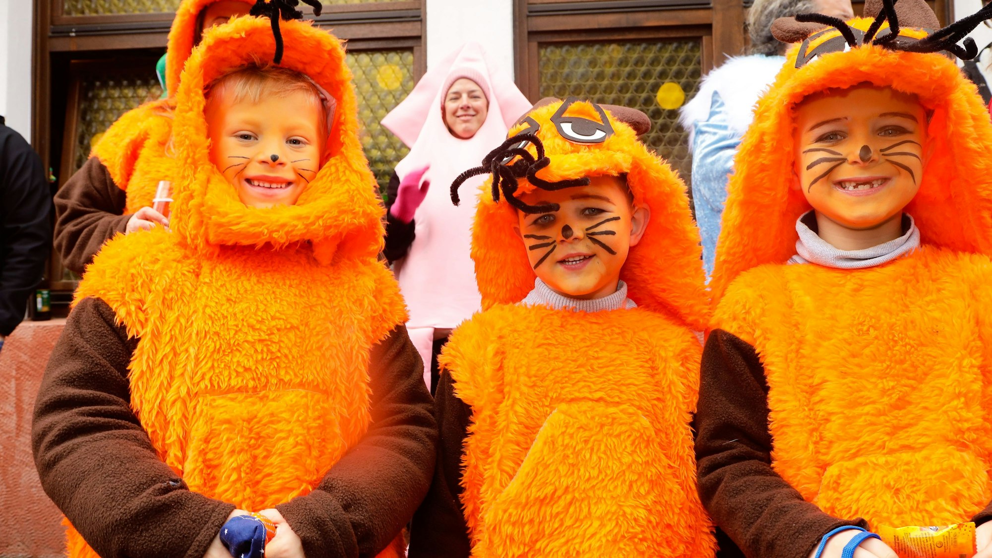 Drei Jungs im Maus-Kostüm