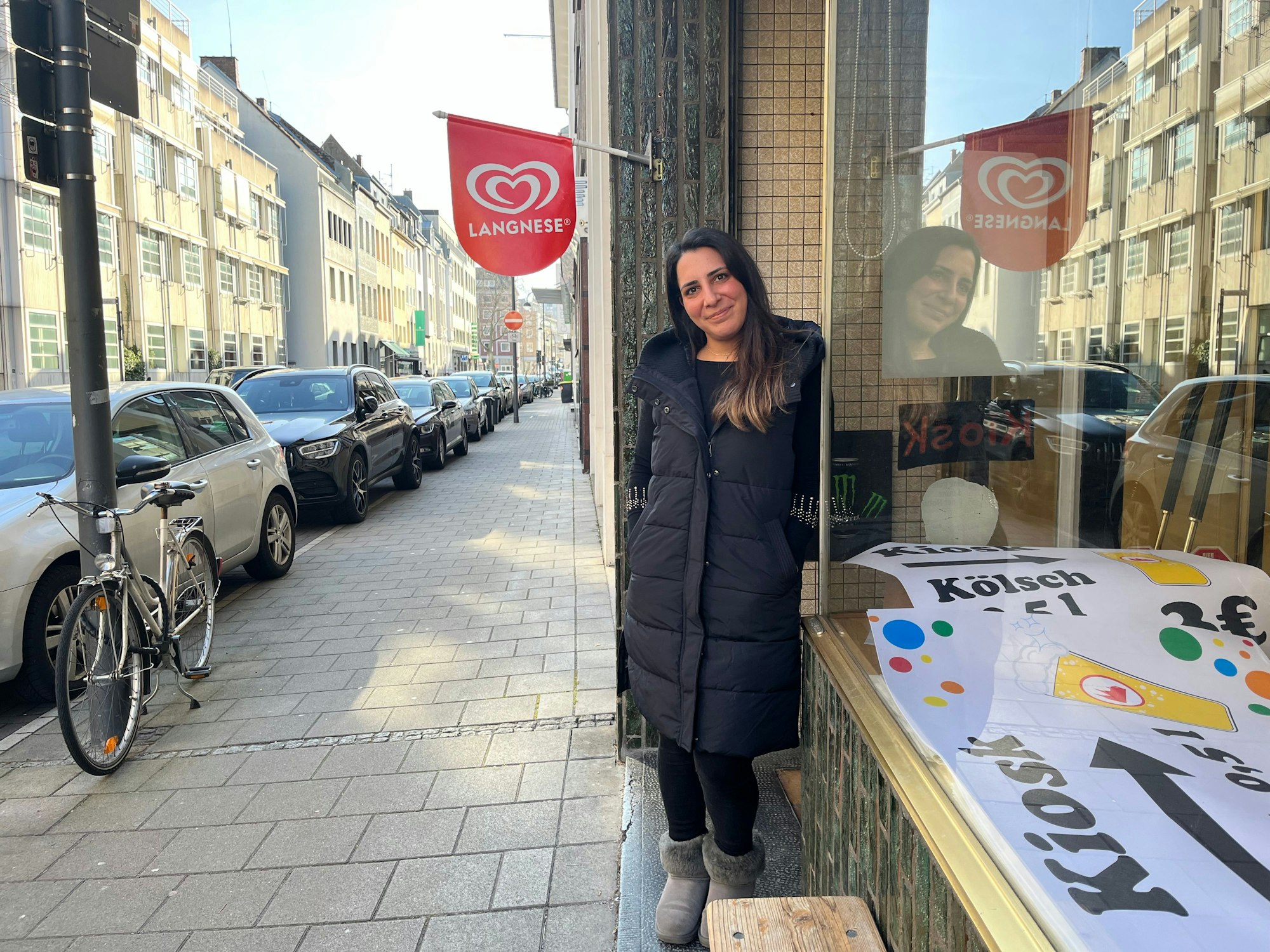Arev Keshish steht am Eingang ihres Kiosks in der Mohrenstraße, die Straße ist leer.