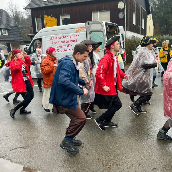 Als Piraten verkleidete junge Menschen tanzen.
