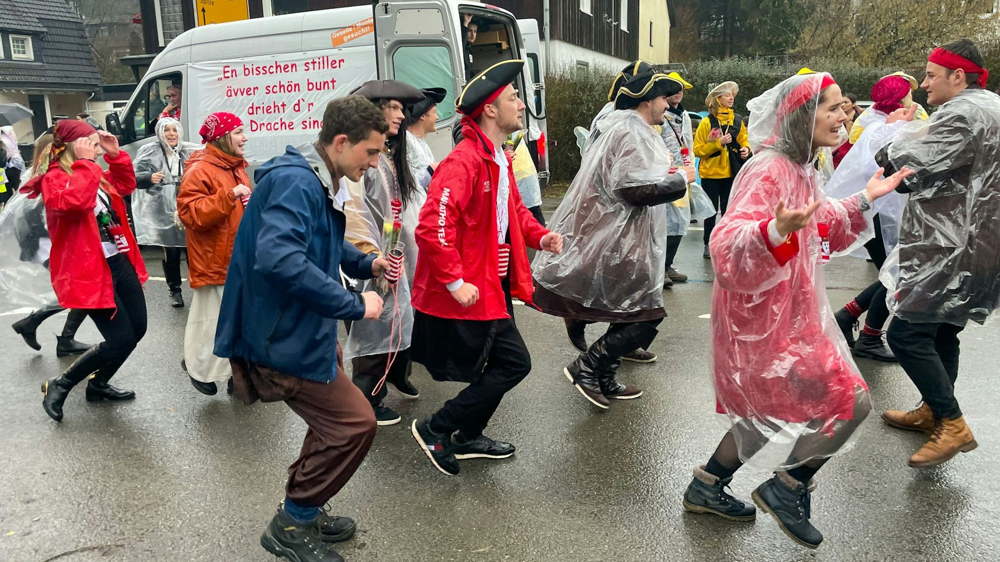 Als Piraten verkleidete junge Menschen tanzen.