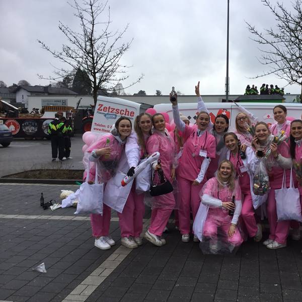 In Pink gekleidete Frauen jubeln in die Kamera.