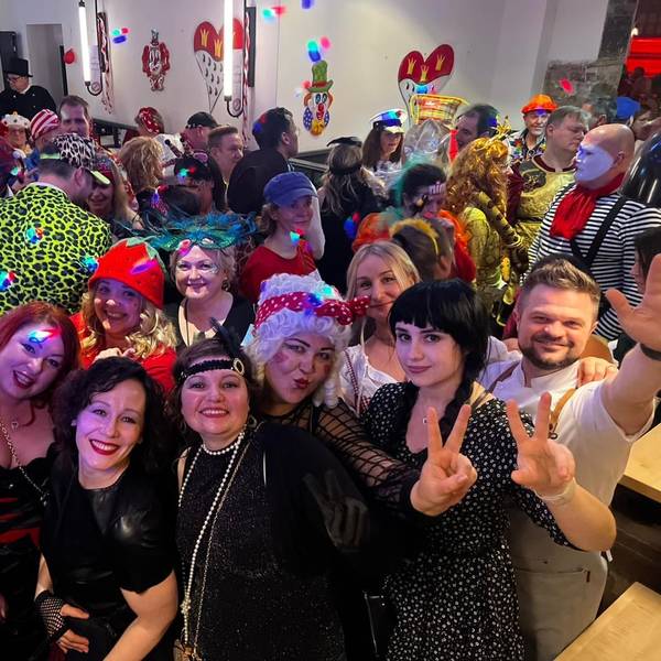 Kneipenkarneval im Deutzer Brauhaus: Eine Gruppe Frauen lacht in die Kamera