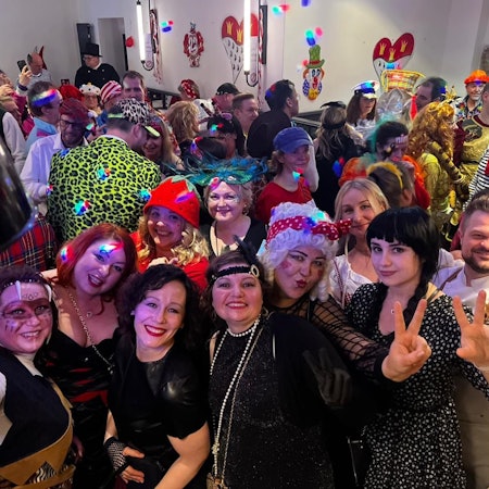 Kneipenkarneval im Deutzer Brauhaus: Eine Gruppe Frauen lacht in die Kamera