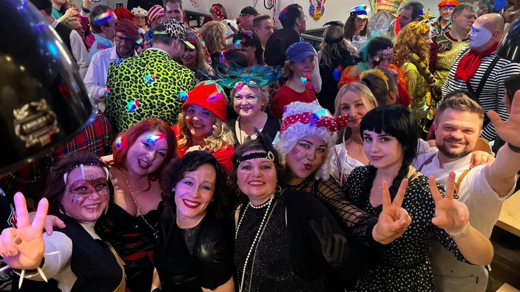Kneipenkarneval im Deutzer Brauhaus: Eine Gruppe Frauen lacht in die Kamera