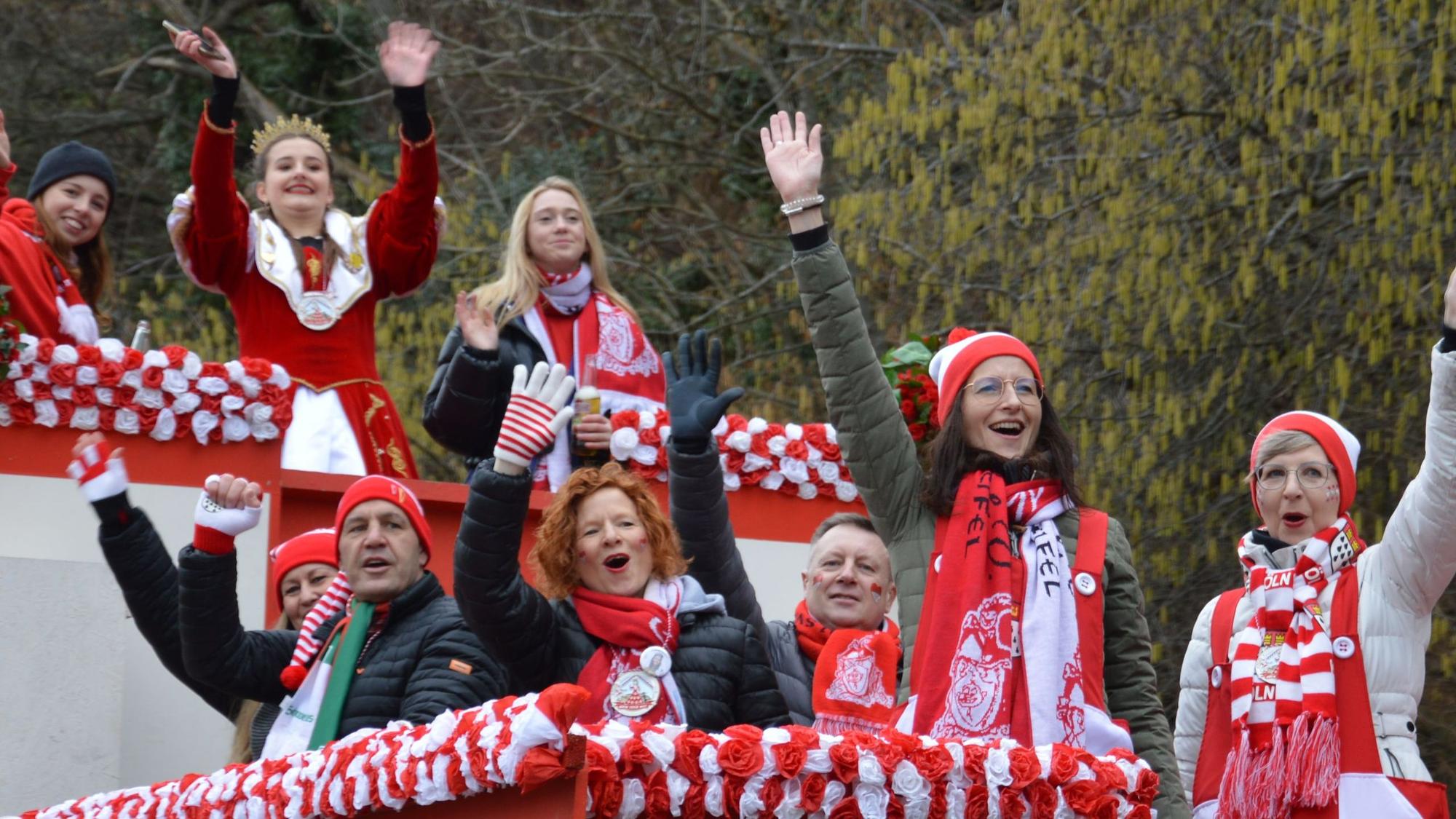 Endlich wieder jeck: Kalls Jugendprinzessin Jule I. (hinten M.) und ihr Hofstaat hatten sichtlich Spaß beim Karnevalszug.