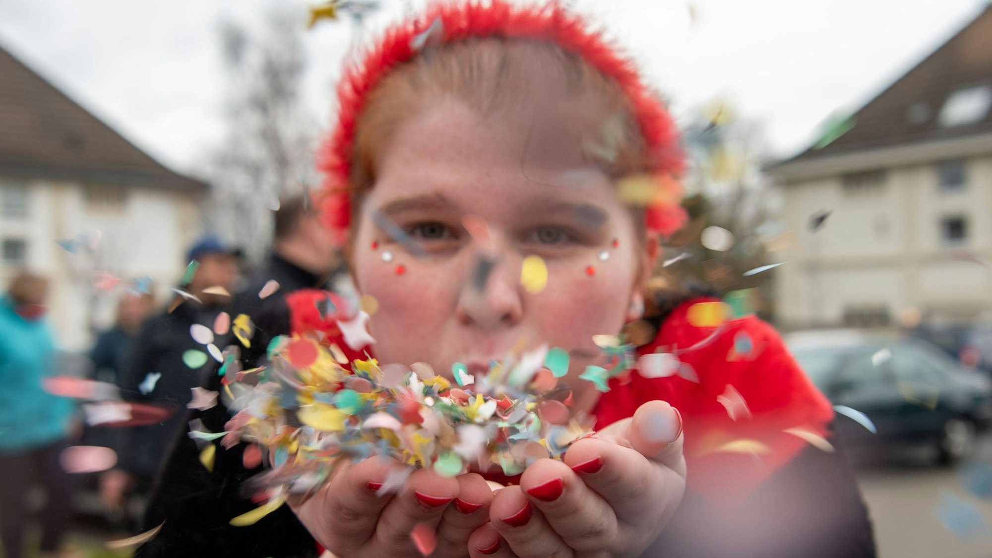 Ein Farbtupfer im grauen Mechernicher Wetter: Lea Schilles (19) kam als Marienkäfer zum Zoch.