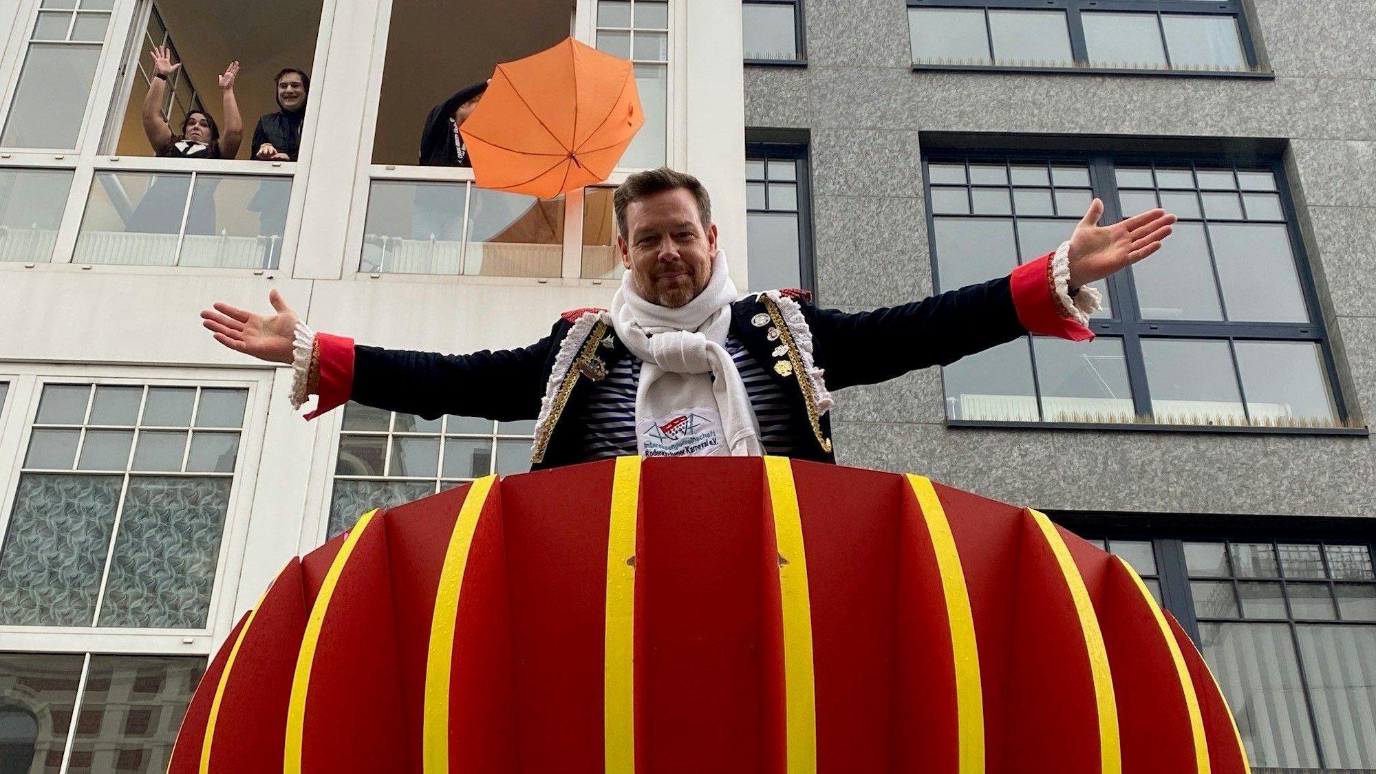 Geschafft: Der Zugleiterwagen hat sein Ziel erreicht. Der Zugleiter freut sich.