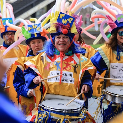 Zu sehen sind zwei mit bunten Bändern geschmückte Trommeln.