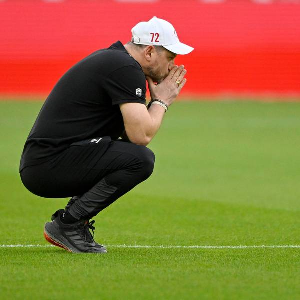 Auch am Samstag in Stuttgart betrat Steffen Baumgart vor dem Spiel den Rasen der Mercedes-Benz-Arena, in seiner gewohnten Geste hockte er sich hin und strich mit der Hand über den Platz.