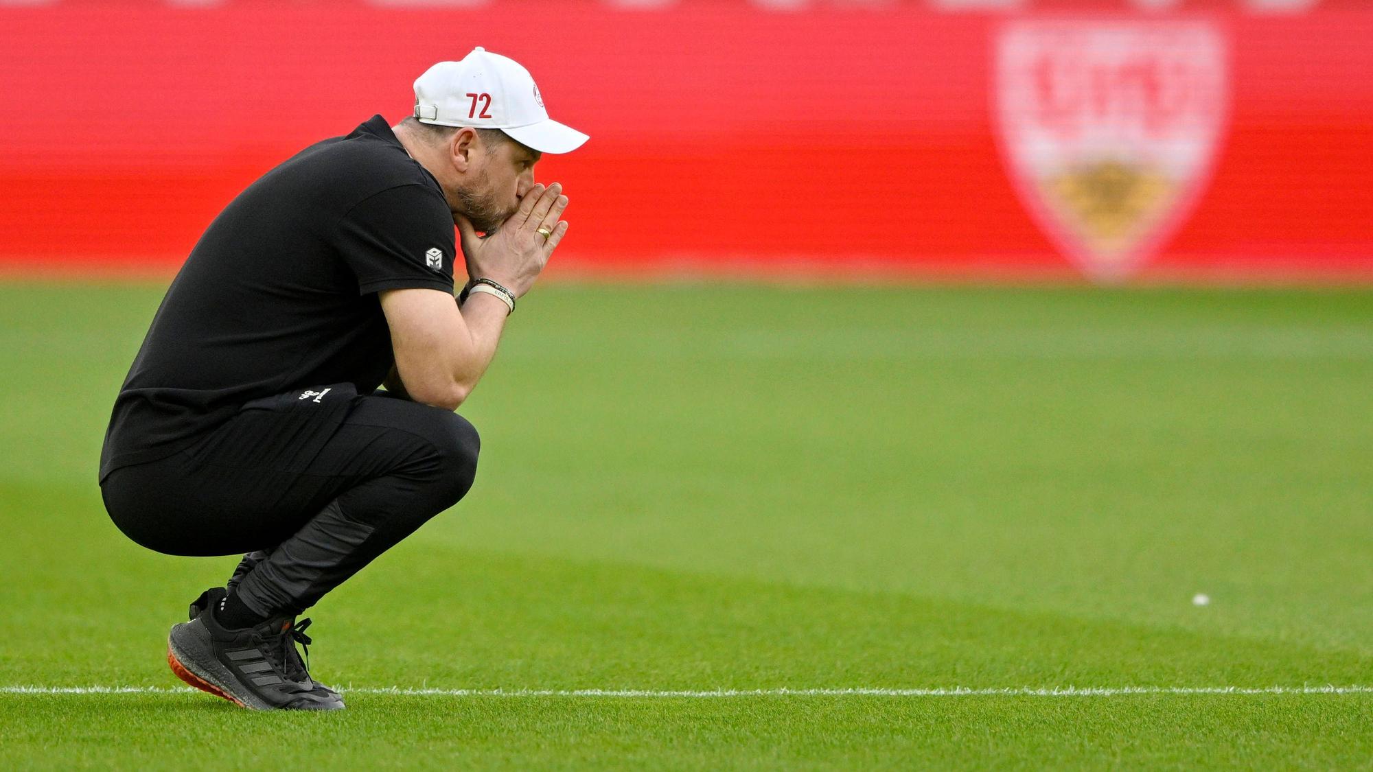 Auch am Samstag in Stuttgart betrat Steffen Baumgart vor dem Spiel den Rasen der Mercedes-Benz-Arena, in seiner gewohnten Geste hockte er sich hin und strich mit der Hand über den Platz.