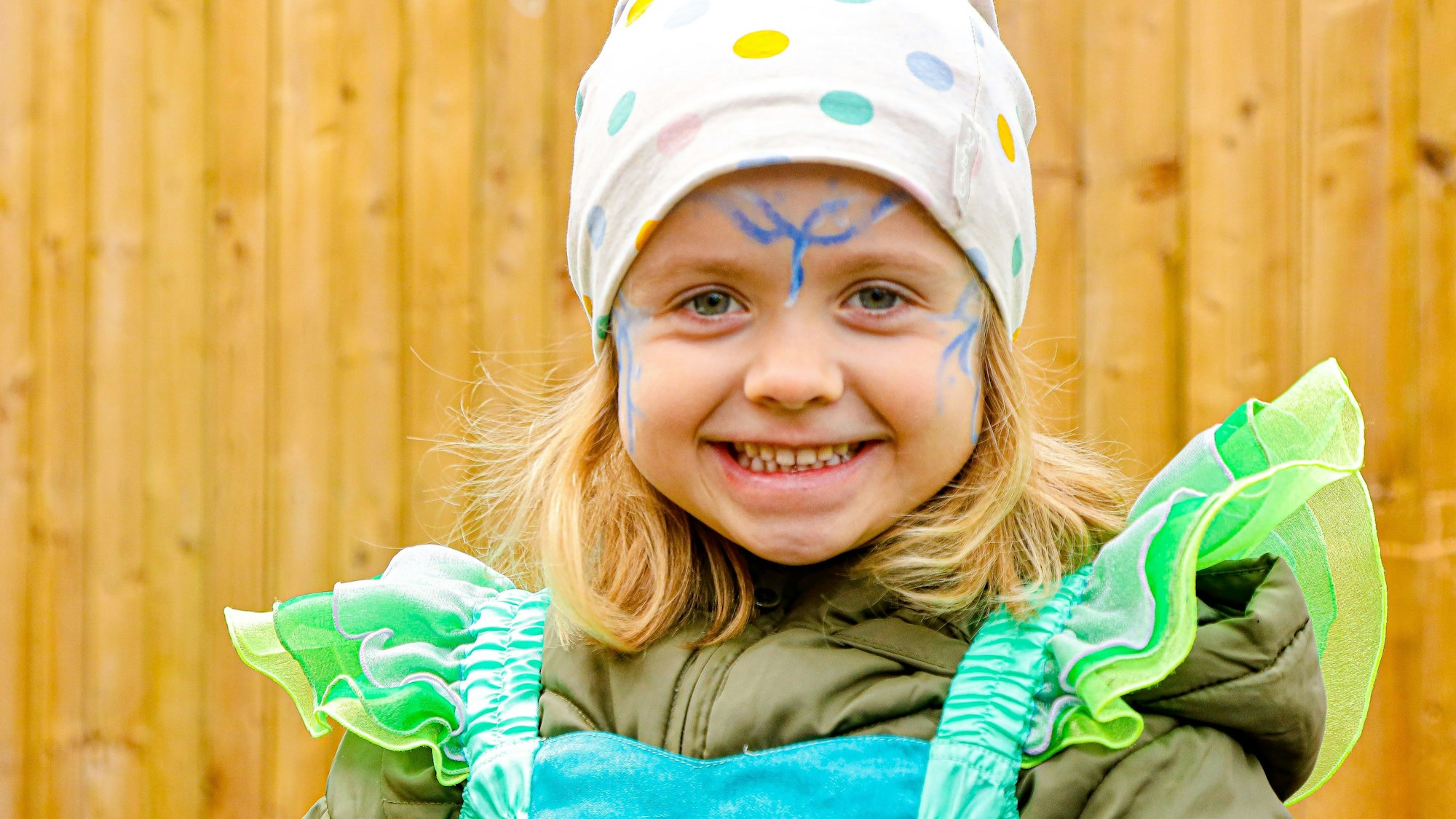 Kleines Mädchen mit bunter Schürze