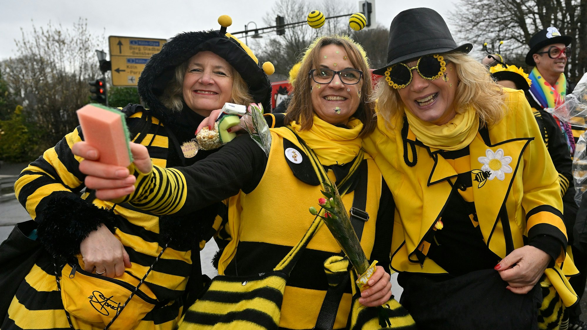 Drei Frauen sind als Bienen verkleidet.