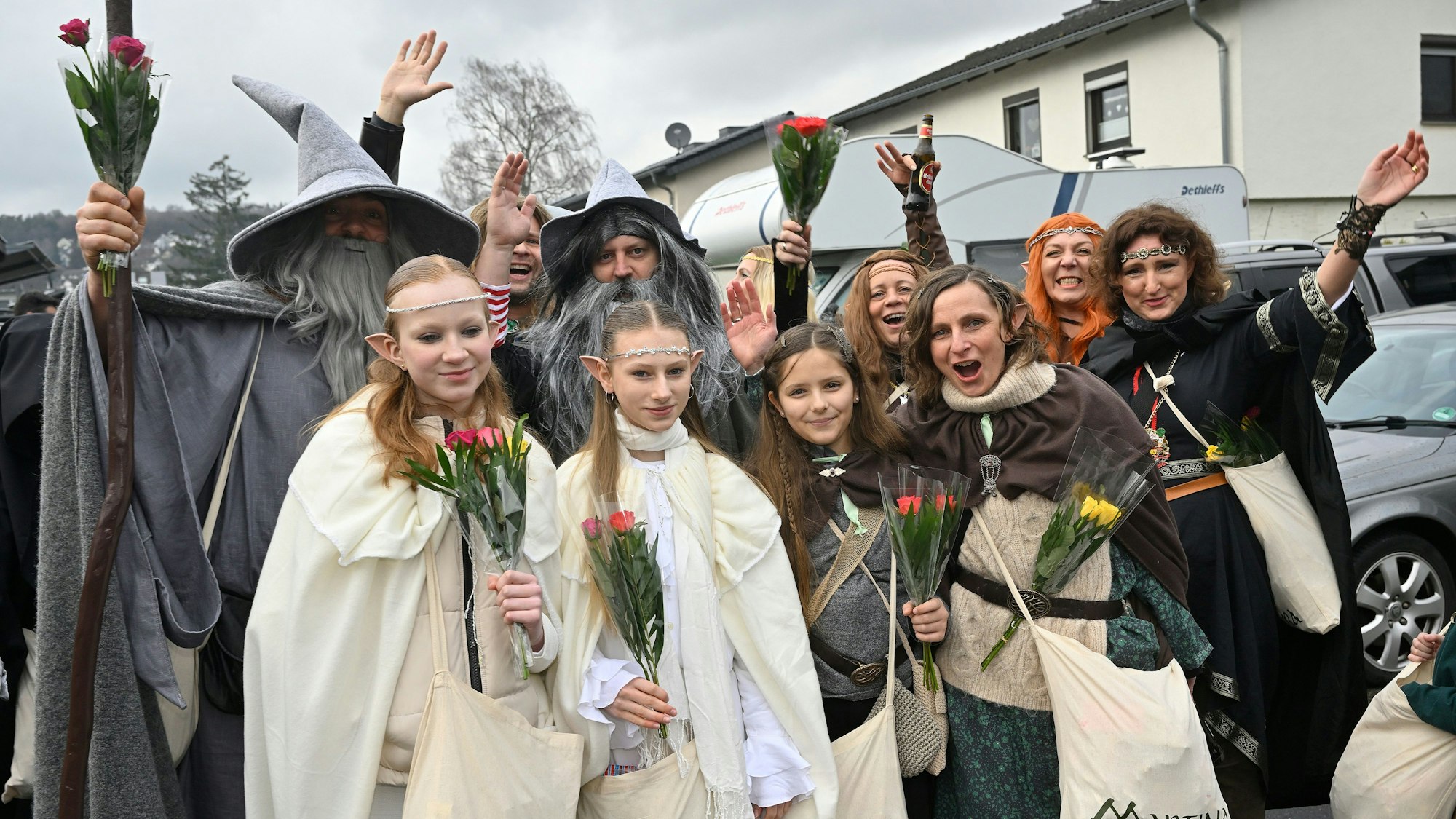 Eine Gruppe steckt in Kostümen aus Der Herr der Ringe.