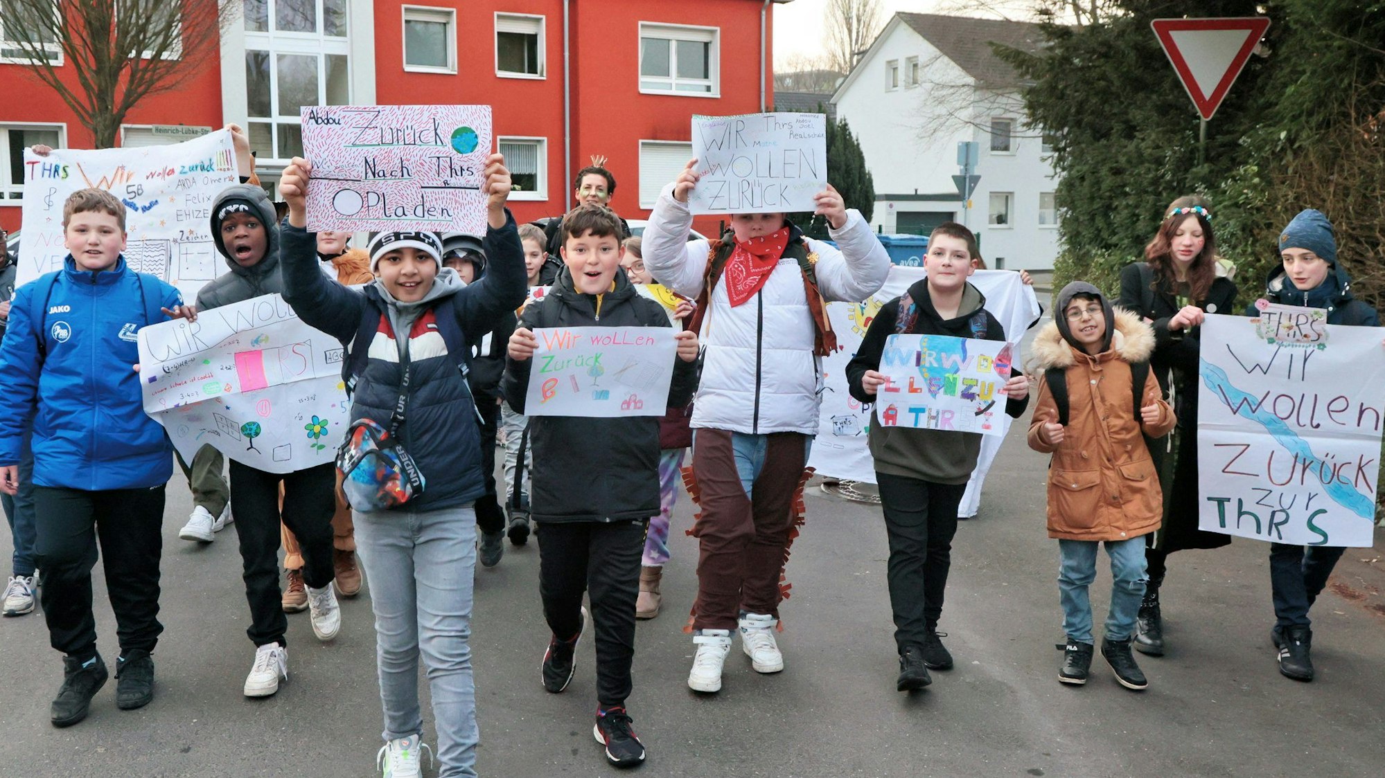Schüler mit Protestplakaten auf der Straße.