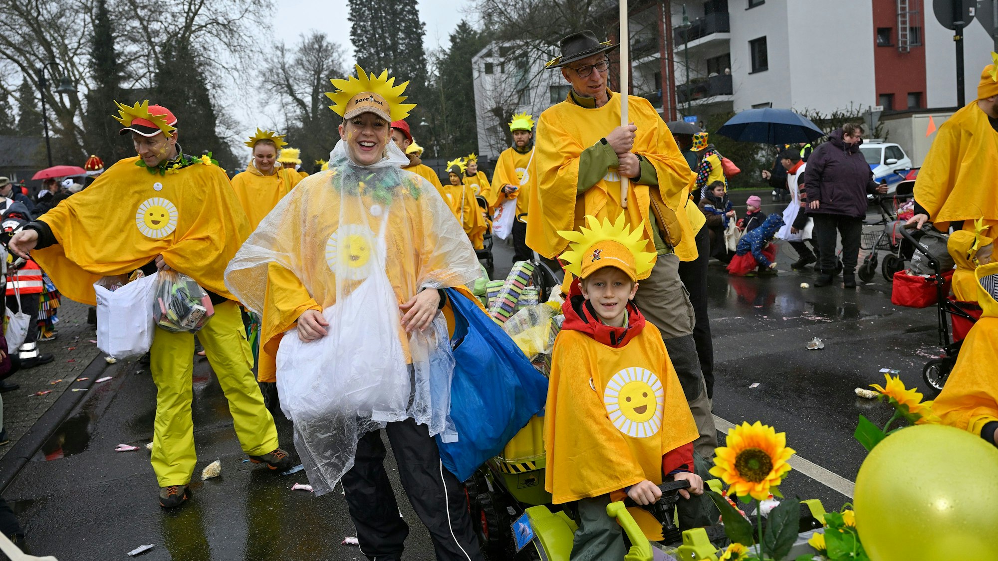 Eine Gruppe, die als Sonnenblumen verkleidet ist.